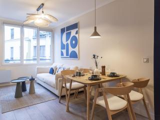 The Blue Suite on Champs Elysées Avenue - Paris - 1