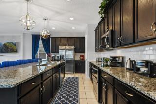 Ultimate 9-Bed Luxury Retreat - Movie Theater, Game Room, Pool, Spa & Themed Bedrooms in Resort Paradise - Kissimmee - 6
