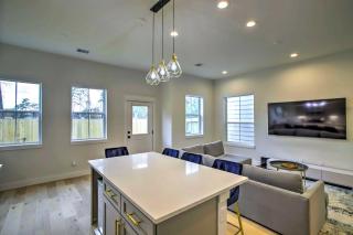Luxe Houston Townhome w/ Balcony! - 1