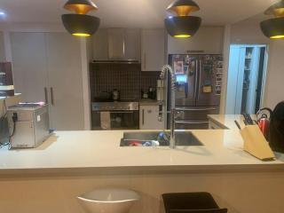 4BR Exec large house close to shops,train & buses - 5