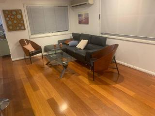 4BR Exec large house close to shops,train & buses - 6