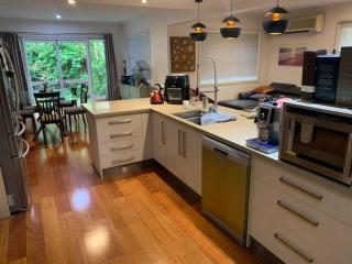 4BR Exec large house close to shops,train & buses - 4