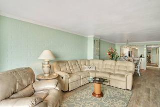 Beautiful Ocean Views and Spacious Elegant Comfort Indoors in This 3 Bedroom 3 Bath with Den - Port Aransas - 9