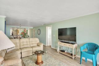 Beautiful Ocean Views and Spacious Elegant Comfort Indoors in This 3 Bedroom 3 Bath with Den - Port Aransas - 8