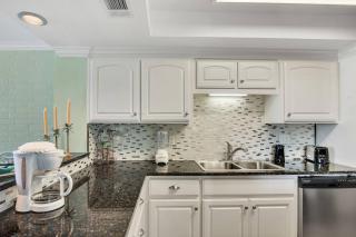 Beautiful Ocean Views and Spacious Elegant Comfort Indoors in This 3 Bedroom 3 Bath with Den - Port Aransas - 5
