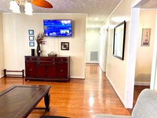 3 Bed 2 Bath House, Quiet & downtown Smart TVs in all rooms, Whole house to yourself - Havelock - 8