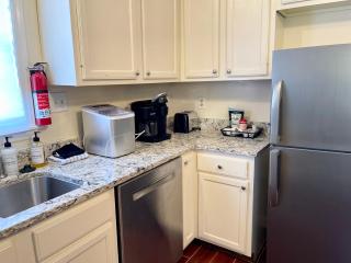 3 Bed 2 Bath House, Quiet & downtown Smart TVs in all rooms, Whole house to yourself - 5