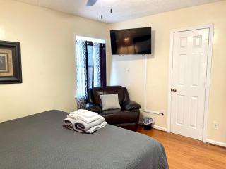 3 Bed 2 Bath House, Quiet & downtown Smart TVs in all rooms, Whole house to yourself - 1