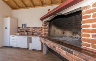 Three-Bedroom Holiday Home In Galovac - 8