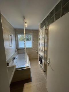 Ferienwohnung in zentraler Lage nähe Bahnhof mit 3 Schlafzimmern, Wohnzimmer, Küche, Bad, Gäste-WC und großem Balkon, Parkplätze vorhanden - Wilhelmshaven - 2