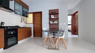 Superbly Modern and Airy Two Bedroom Seaside Apartment with Balcony - Bijilo - 5