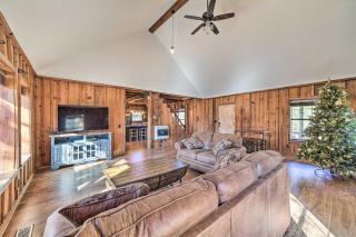 Wilburton Cabin with Fire Pit, Mountain Views! - Wilburton - 0