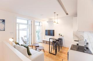 Wonderful Duplex W Private Patio & AC by LovelyStay - Porto - 0
