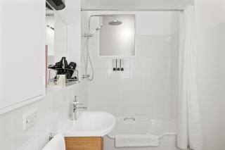King Bed, Water Views, Private Parking, Courtyard Living in the Heart of Sandy Bay - 6