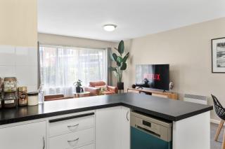 King Bed, Water Views, Private Parking, Courtyard Living in the Heart of Sandy Bay - 7