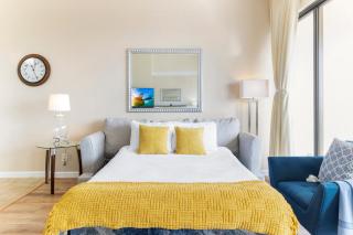 Upscale Penthouse with Ocean Views & Free Parking! - Honolulu - 1