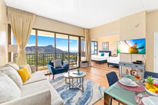 Upscale Penthouse with Ocean Views & Free Parking! - Honolulu - 0