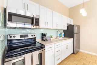 Upscale Penthouse with Ocean Views & Free Parking! - Honolulu - 7