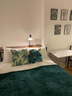 Osmaston park house, Entire house, 3 bedrooms with 5 beds, working facility, free parking , smart TV for each room, free WiFi, washing machine, tumble dryer, near to Rolls Royce, Bombardier, easy access to A38 and A50 - Derby - 1
