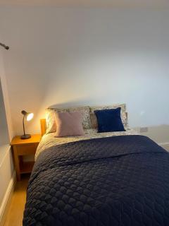 Osmaston park house, Entire house, 3 bedrooms with 5 beds, working facility, free parking , smart TV for each room, free WiFi, washing machine, tumble dryer, near to Rolls Royce, Bombardier, easy access to A38 and A50 - Derby - 2