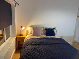 Osmaston park house, Entire house,4 bedrooms with 7 beds, working facility, free parking , smart TV for each room, free WiFi, washing machine, tumble dryer, near to Rolls Royce, Bombardier, easy access to A38 and A50 - Derby - 1