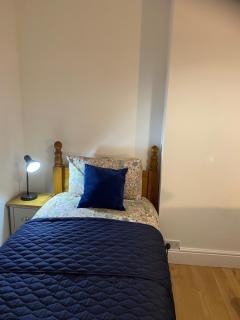 Osmaston park house, Entire house,4 bedrooms with 7 beds, working facility, free parking , smart TV for each room, free WiFi, washing machine, tumble dryer, near to Rolls Royce, Bombardier, easy access to A38 and A50 - Derby - 2