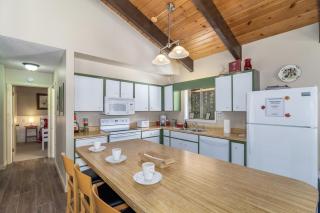 Maple Leaf Lodge by NW Comfy Cabins - 5