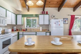 Maple Leaf Lodge by NW Comfy Cabins - 3