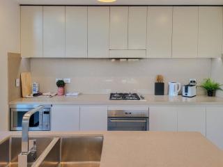 Spacious 3-Bed Penthouse with Perfect View - Sydney - 6
