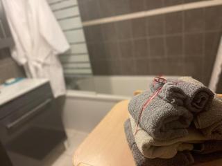 Résidence CAENEE, le dépaysement Naturiste en été avec l'atypique studio climatisé "vintage" en sous pente, sa "paillote" avec jacuzzi, entouré de verdure, planchagrill, transats, vélos gratuits, wifi 5G, Travel Proud LGBTQI, chiens admis - Marseillan - 7