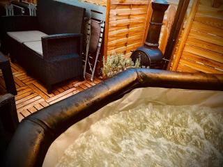 Résidence CAENEE, le dépaysement Naturiste en été avec l'atypique studio climatisé "vintage" en sous pente, sa "paillote" avec jacuzzi, entouré de verdure, planchagrill, transats, vélos gratuits, wifi 5G, Travel Proud LGBTQI, chiens admis - 5