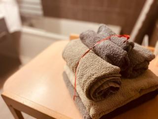 Résidence CAENEE, le dépaysement Naturiste en été avec l'atypique studio climatisé "vintage" en sous pente, sa "paillote" avec jacuzzi, entouré de verdure, planchagrill, transats, vélos gratuits, wifi 5G, Travel Proud LGBTQI, chiens admis - Marseillan - 6