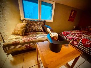 Résidence CAENEE, le dépaysement Naturiste en été avec l'atypique studio climatisé "vintage" en sous pente, sa "paillote" avec jacuzzi, entouré de verdure, planchagrill, transats, vélos gratuits, wifi 5G, Travel Proud LGBTQI, chiens admis - Marseillan - 8
