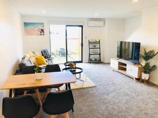 Arena,Railway Station Townhouse with Free car park - Christchurch - 0