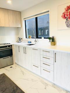 Arena,Railway Station Townhouse with Free car park - Christchurch - 6
