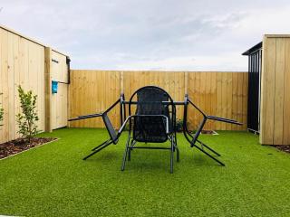 Arena,Railway Station Townhouse with Free car park - Christchurch - 3