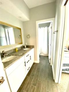 Henderson Haven 4 BR / 3 BA Villa, Steps to Beach - Wrightsville Beach - 9