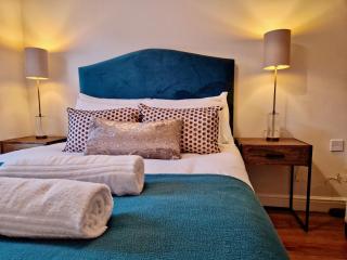 Stylish Luxury Serviced Apartment next to City Centre with Free Parking - Contractors & Relocators - 9
