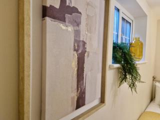 Stylish Luxury Serviced Apartment next to City Centre with Free Parking - Contractors & Relocators - 6