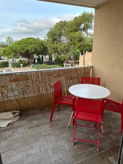 Sympathique studio climatisé sur le port de Hyeres - Hyères - 5