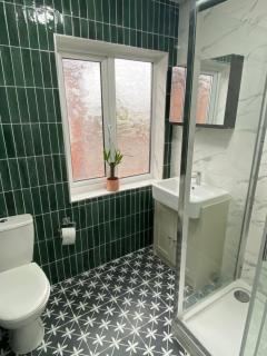 Osmaston park house, Entire house,4 bedrooms with 7 beds, working facility, free parking , smart TV for each room, free WiFi, washing machine, tumble dryer, near to Rolls Royce, Bombardier, easy access to A38 and A50 - Derby - 4