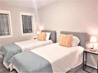 Elegant Getaway by Park 2xGarage - 2