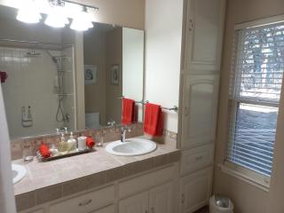 King Bed in Relaxing Oasis, with FREE Snack/Wi-Fi/Parking - San Marcos - 5