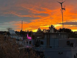 Séjour atypique et insolite sur notre péniche La Coradine avec grand spa - Aigues-Mortes - 9