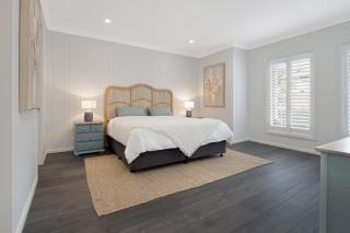 4 bedroom home with theatre room, close to CBD and beaches. - Sunshine Bay - 5