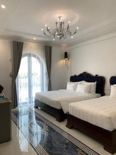 WHITE HOTEL - 4