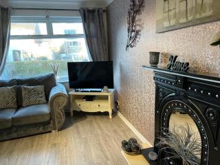 Tudor House - 6 guests -Off street parking -Quiet location - Secure Garden - Pemberton - 9