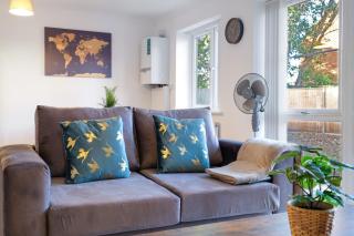Pinewood Studios, Iver Slough Heathrow 1 & 2 Bedroom Apartments with Parking by Arista Living - Slough - 1