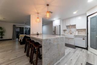 Modern San Pedro Home, Sleeps 12, Hot Tub, Fire Place, Private Parking - 2