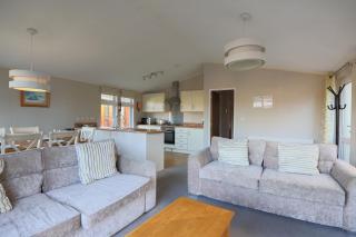 Devon Bliss - Pool View Lodge - Spa Resort in Devon - 7